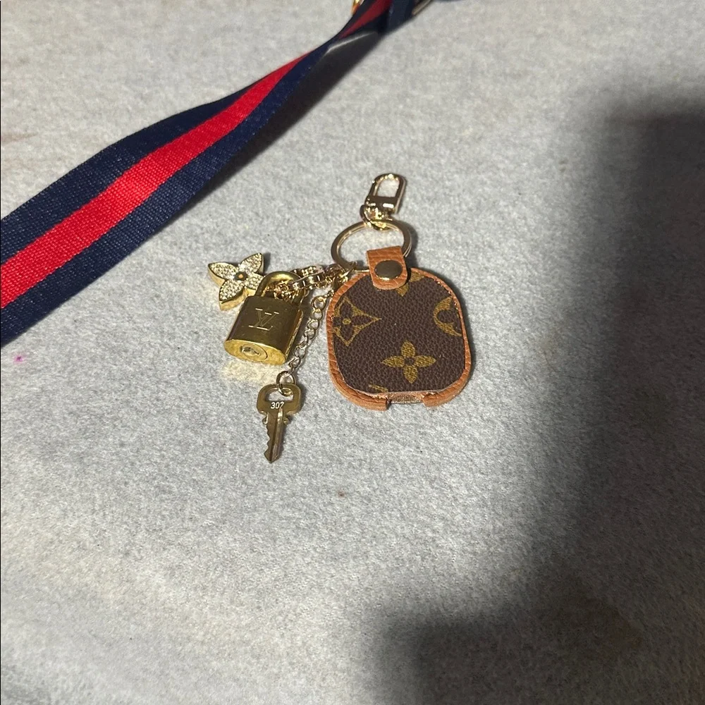 Authentic Louis Vuitton Lock and Key with Unbranded Brown & Gold Keychain - Picture 2 of 4